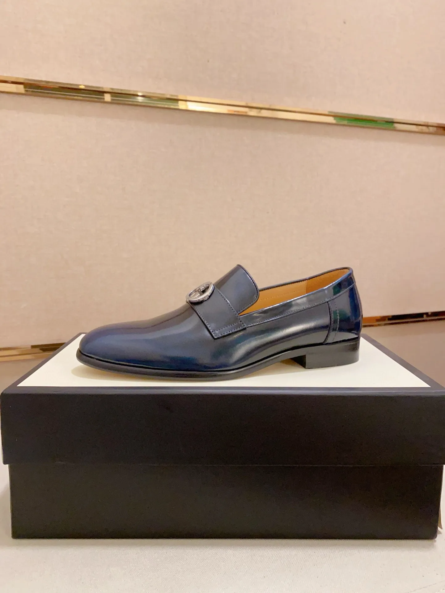 Men's shoes 💰: 520💰 (GUCCI) new series ss hot new products 💢 💠 Casual leather shoes 👞, first layer of cowhide, upper hardware buckles and logo on the sides of the shoe, brand logo on the insole and sole 💠 💎Upper: 100% cowhide 💎Inner: cowhide/100% 💎Feet: cowhide/100% 💎Sole: rubber/100% 💎SIZE: 38 39 40 41 42 43 44 Can be customized 45